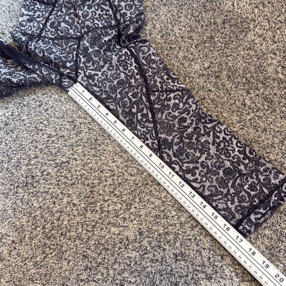 Lululemon Outrun 17" Crop Sz 2 / XXS Leggings - Picture 5 of 9